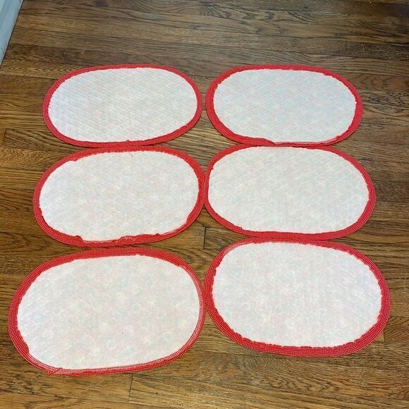 Vintage late 60s/early 70s six red quilted flower power placemats - Picture 4 of 6